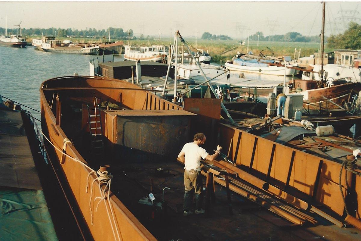 Marcel bei dem Bau der Biegemaschine für die Fenster.
