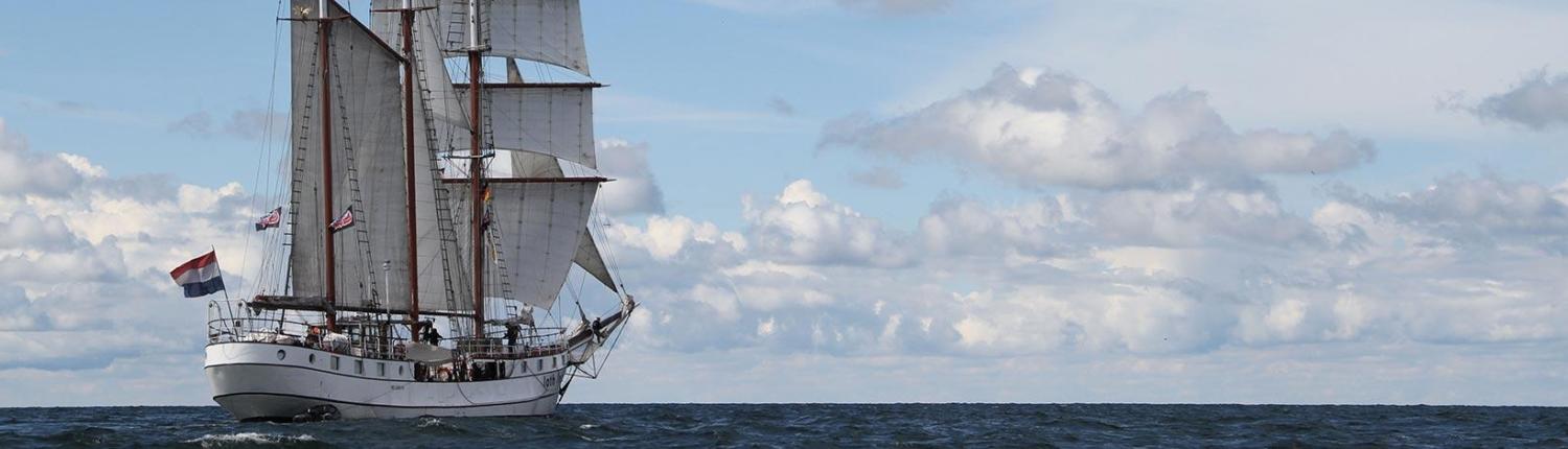 Nehmen Sie Kurs auf neue Horizonte – mit unseren Großseglern Loth Lorien und J. R. Tolkien.