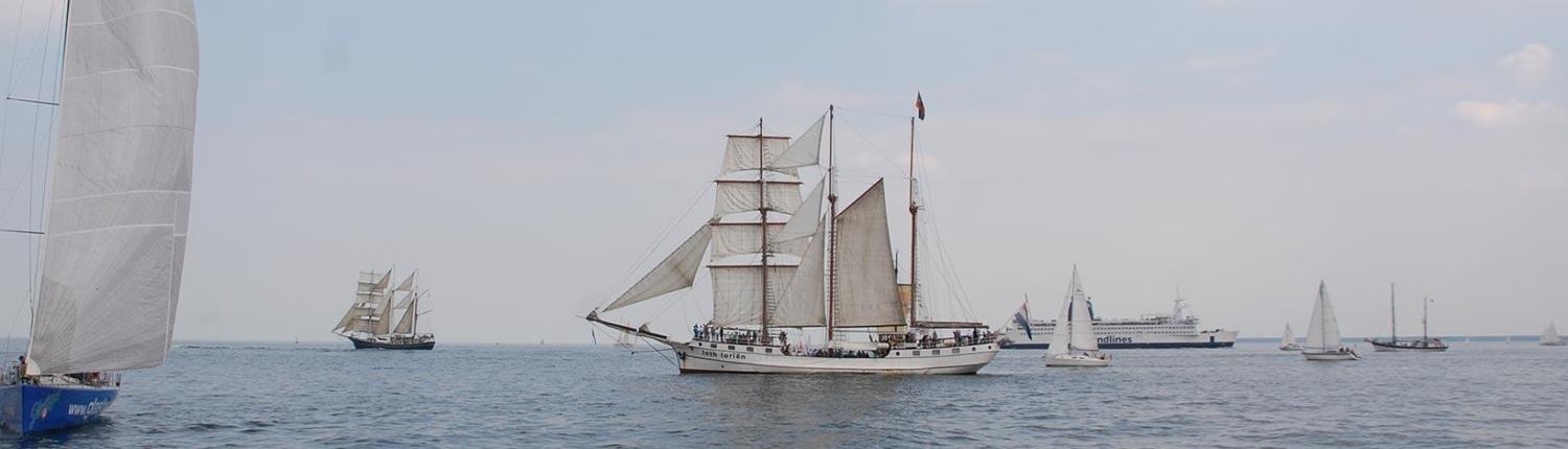 Nehmen Sie Kurs auf neue Horizonte – mit unseren Großseglern Loth Lorien und J. R. Tolkien.